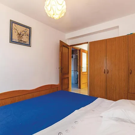 Cozy Apartment In Novi Vinodolski With Kitchen
