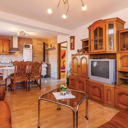 Cozy Apartment In Novi Vinodolski With Kitchen Apartment *